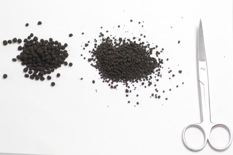 Leaf Pro Soil リーフプロソイル ノーマル(左)とアクアソイル アマゾニア ノーマル(右)の粒の大きさ比較