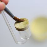 器具に付いた黒髭コケを筆で食酢を塗りつける